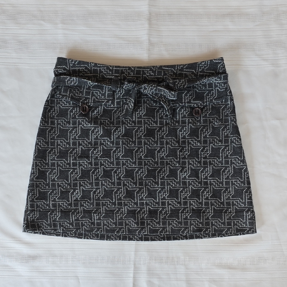 (Women's 3) Lux Gray and White Geometric Mini Skirt